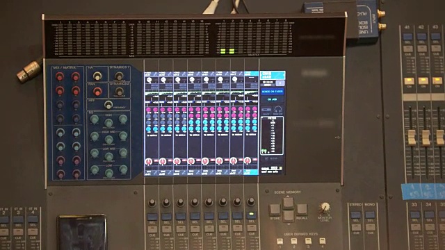 工作中可切换专业声控台进行声音控制