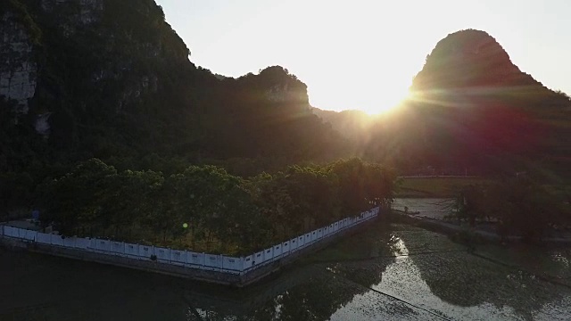 飞向越南乡村的日出