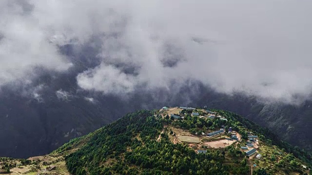 喜马拉雅山山谷和山村上空的云的运动