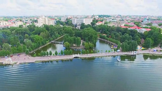 美丽的城市景观。鸟瞰。城市鸟瞰图，一个蓝色的湖在城市中心和一个公园。捷尔诺波尔乌克兰