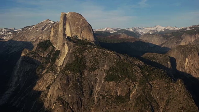 内华达瀑布和约塞米蒂国家公园的半圆顶全景