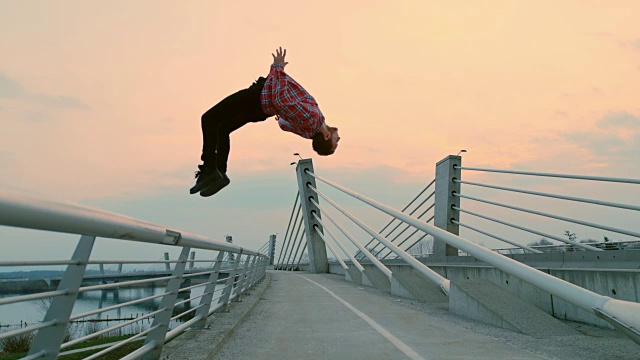 SLO MO B-boy从栅栏上翻筋斗