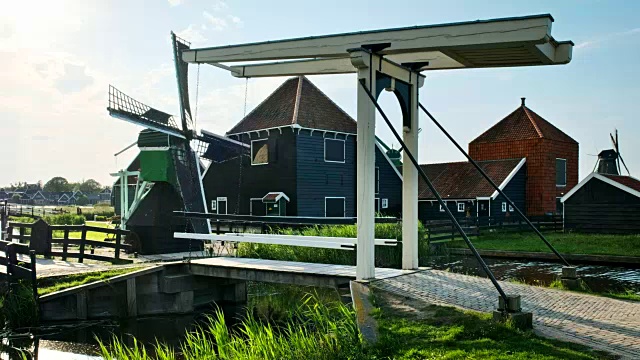 荷兰Zaanse Schans运河上的风车桥。样子,荷兰