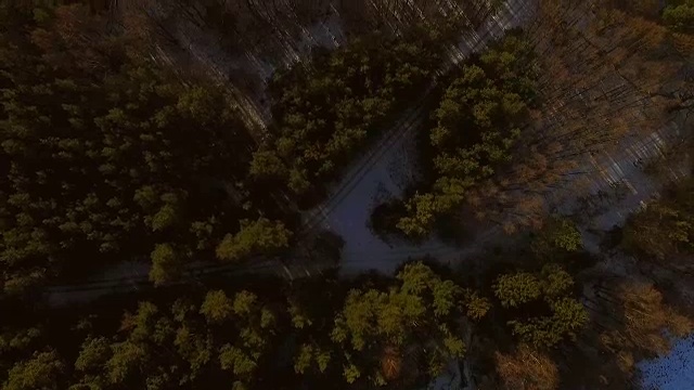 爱沙尼亚日落时，穆拉斯特海岸冰冻海水的鸟瞰图。