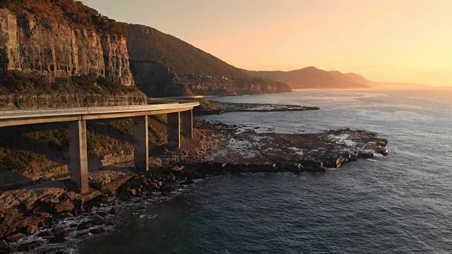 航拍澳大利亚海悬崖桥海岸驱动日出海岸海景