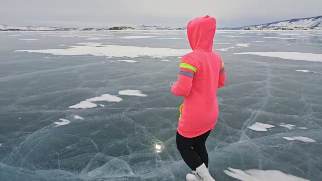 妇女在冬天在冰上进行竞走运动。女孩冬天在冰上训练。运动北欧力量行走运动员准备运动竞赛曝光。