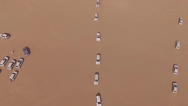 旅行吉普车在狩猎。沙漠中的航空摄影。吉普车在沙漠中行驶。股票