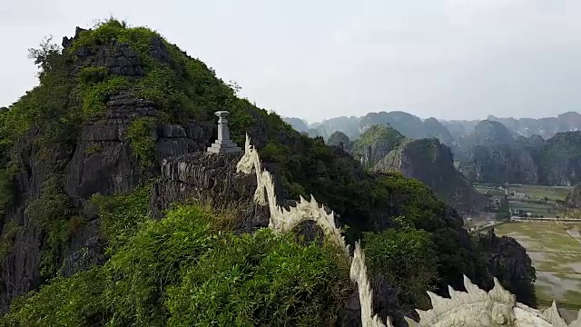卧龙像山顶架空