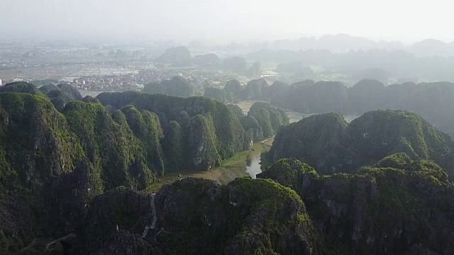 越南宁平石灰石山脉鸟瞰图