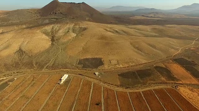 鸟瞰图Gairía火山火山口和芦荟田在富埃特文图拉。