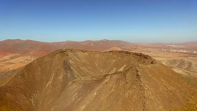 富埃特文图拉的盖利亚火山口顶部鸟瞰图。