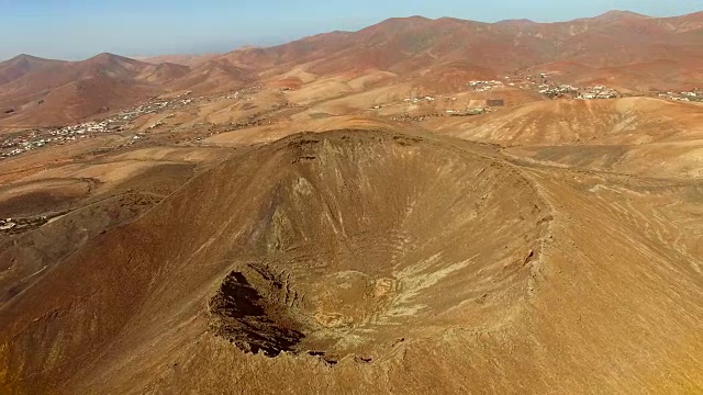 富埃特文图拉的盖利亚火山口顶部鸟瞰图。