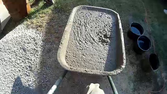 建筑工人载满水泥车POV
