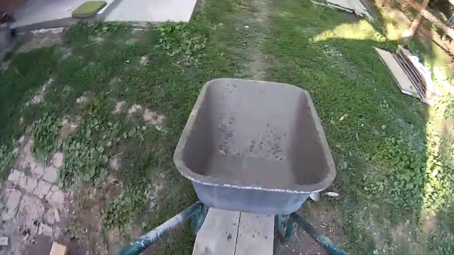建筑工人搬运空水泥车POV