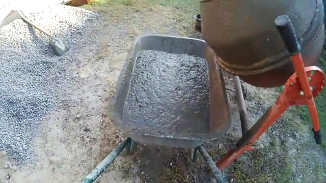 建筑工人正在装水泥车POV