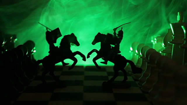 中世纪的战斗场景，骑兵和步兵在棋盘上。棋牌游戏的经营理念和竞争理念以及战略理念。棋盘上的棋子在烟雾缭绕的黑暗背景下旋转。