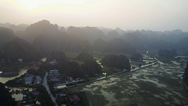越南乡村景观与山的剪影
