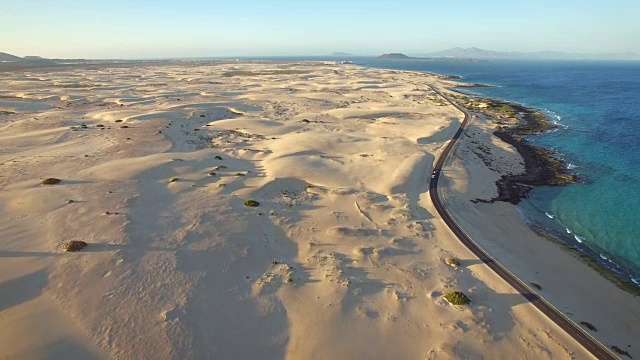 鸟瞰图的汽车道路在海滨Corralejo沙丘，富埃特文图拉。