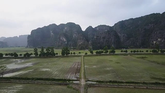 飞越稻田到越南的山区和乡村公路