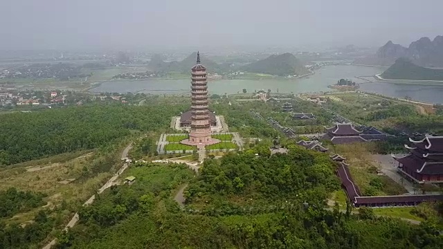 白定塔与周围景观的空中全景图