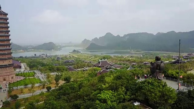 白亭塔和笑佛空中