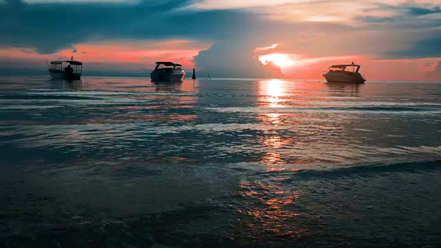 美丽的日落与快艇