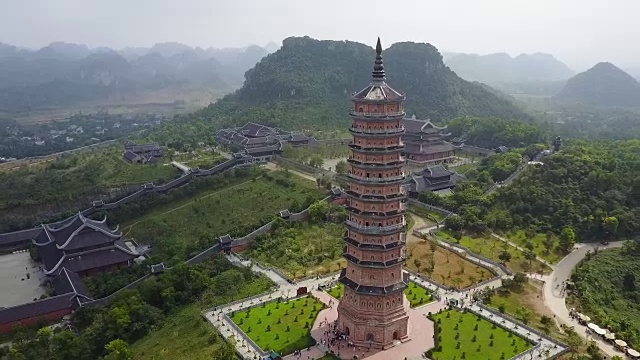 白庭寺的场地和地平线上山脉的剪影