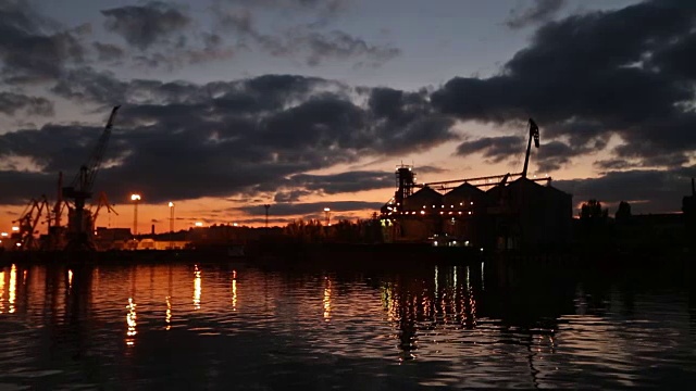 详情图-傍晚海港的大型粮食码头全景。谷物散货在夜间转船。从泊位的大型电梯装载粮食作物上船。选择性聚焦和散景