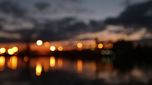 详情图-傍晚海港的大型粮食码头全景。谷物散货在夜间转船。从泊位的大型电梯装载粮食作物上船。选择性聚焦和散景