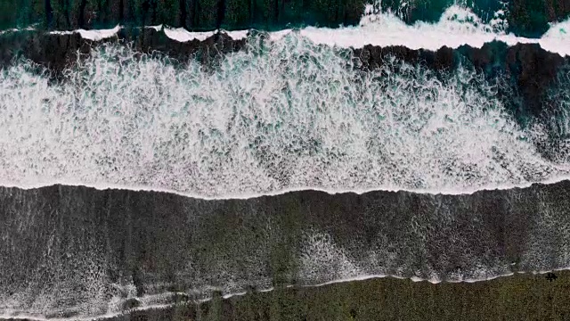 热带海洋和珊瑚礁海浪俯视图，无人机视频