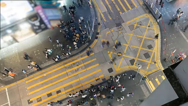 人们过马路的俯视图。