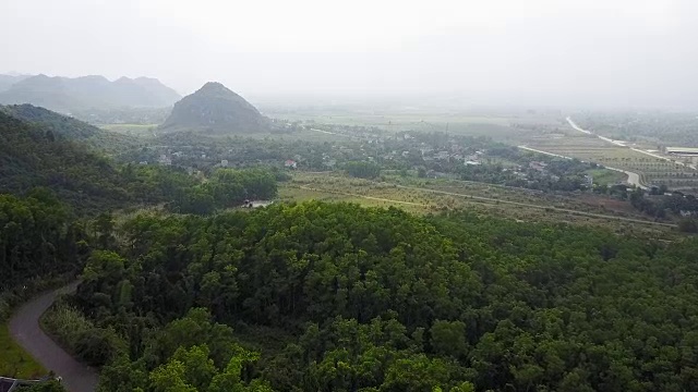 笑佛雕像和景观空中2