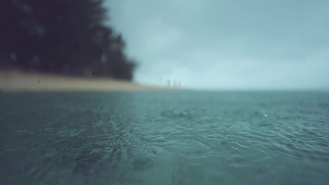 慢镜头:热带降雨在海洋表面造成了惊人的涟漪。