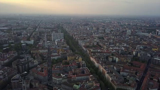 意大利日落天空米兰城市景观航空全景4k