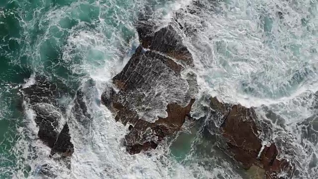 海浪冲上岩石的空中-慢镜头