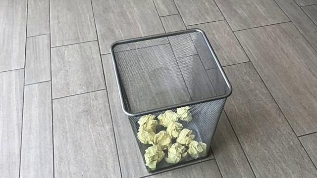 将废纸扔进垃圾桶废纸篓的慢动作;头脑风暴概念素材