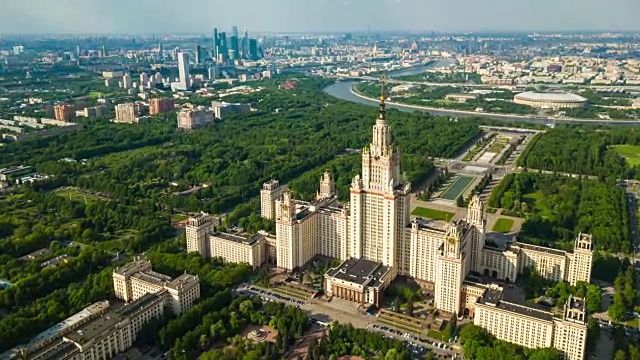 阳光明媚的一天莫斯科城市景观著名的大学综合体和现代城市空中全景4k时间推移俄罗斯