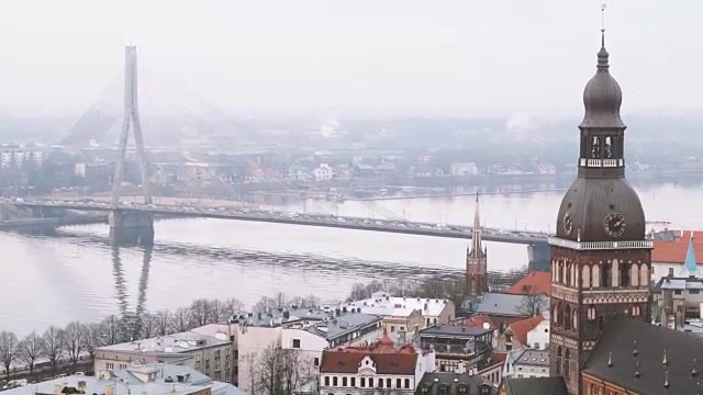 里加,拉脱维亚。俯视图的城市景观。薄雾多雨冬日里的万苏桥和里加圆顶大教堂