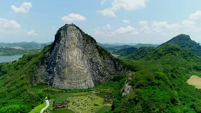 佛像考奇禅，佛像就雕刻在大山上，雄蜂飞向天空。