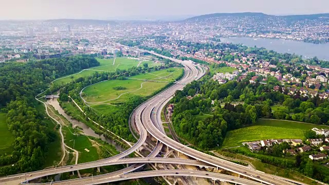 傍晚的苏黎世城市景观著名的交通道路，湖边的空中全景，4k时间的推移瑞士