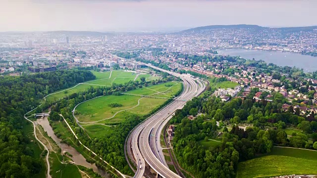 詳情圖-傍晚的蘇黎世城市景觀著名的交通道路，湖邊的空中全景，4k時(shí)間的推移瑞士