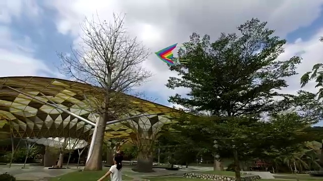 一个女孩放风筝的慢动作视频