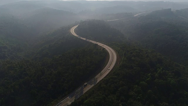 鸟瞰森林中的乡村道路