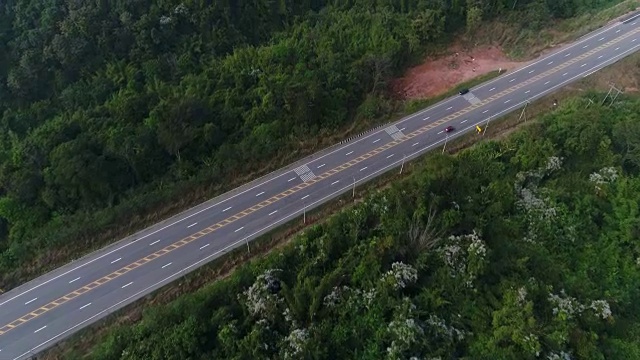 鸟瞰森林中的乡村道路