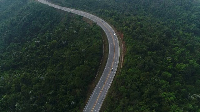 鸟瞰森林中的乡村道路