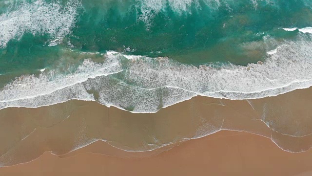 海浪打破空中鸟瞰美丽的海滩海景澳大利亚