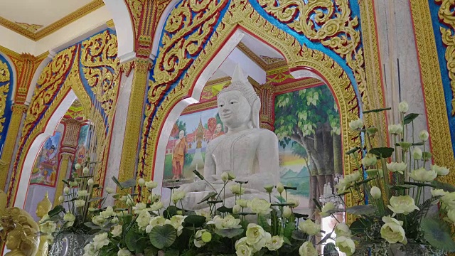 泰国普吉岛查隆寺教堂的白色塑像布赫达