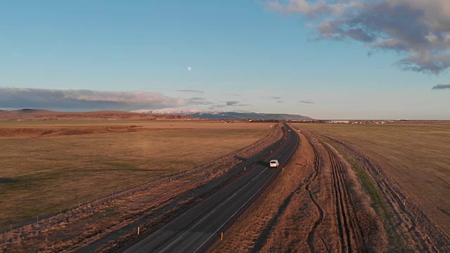飞过空旷的公路，滚向远方，穿越壮丽荒凉的荒野。