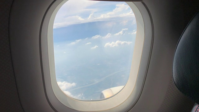 乘客窗口视图在商业飞机。旅行场景背景