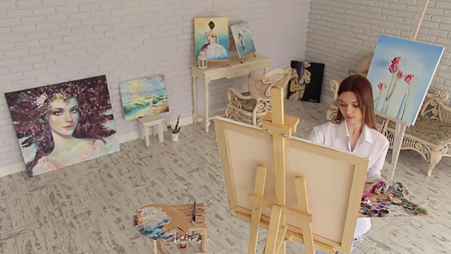 詳情圖-一個小女孩在畫室的帆布上畫畫。